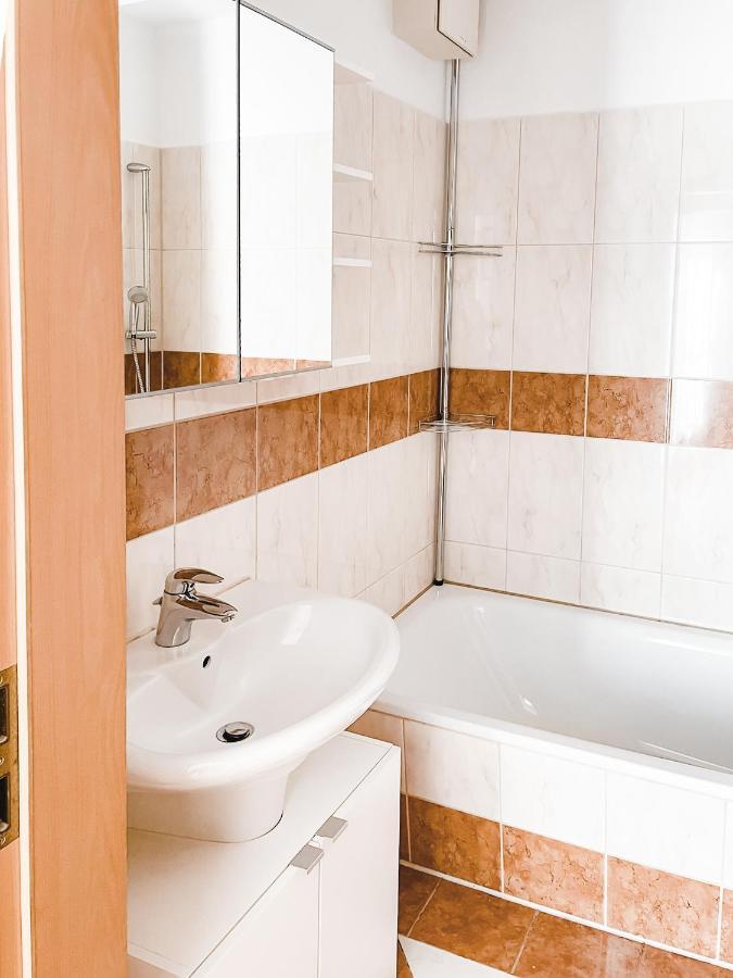 Schoene Wohnung, Eigene Terrasse, Privater Parkplatz, Wi-Fi, Waschmaschine, 3P 开姆尼茨 外观 照片